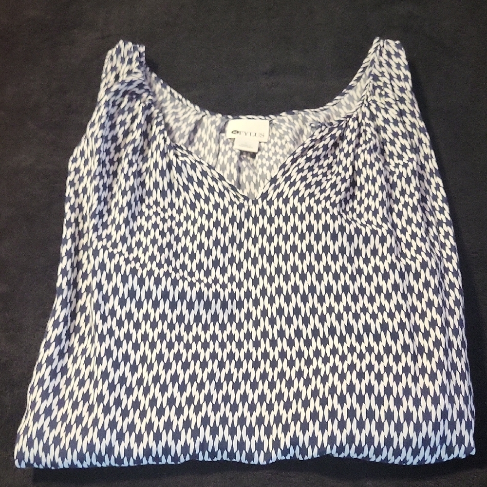 STYLUS Blue and White Geometric Print Fitted Tank Top